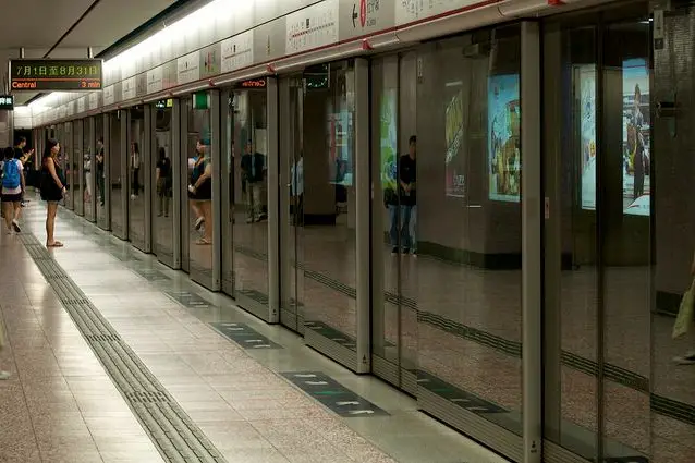 Sliding subway doors in Hong Kong